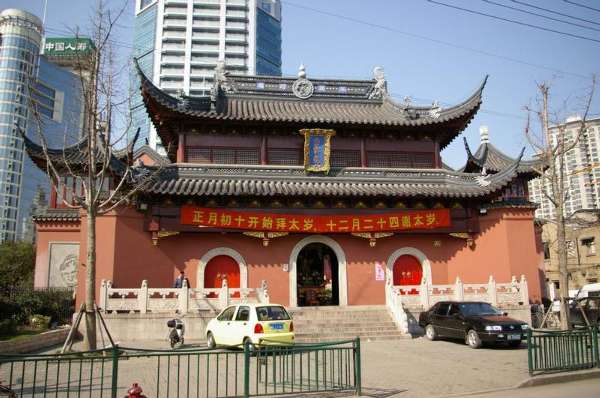 三、臨近廟宇、骨灰堂、墳場(chǎng)、寺院、古墓的不要買（陰氣太盛）。